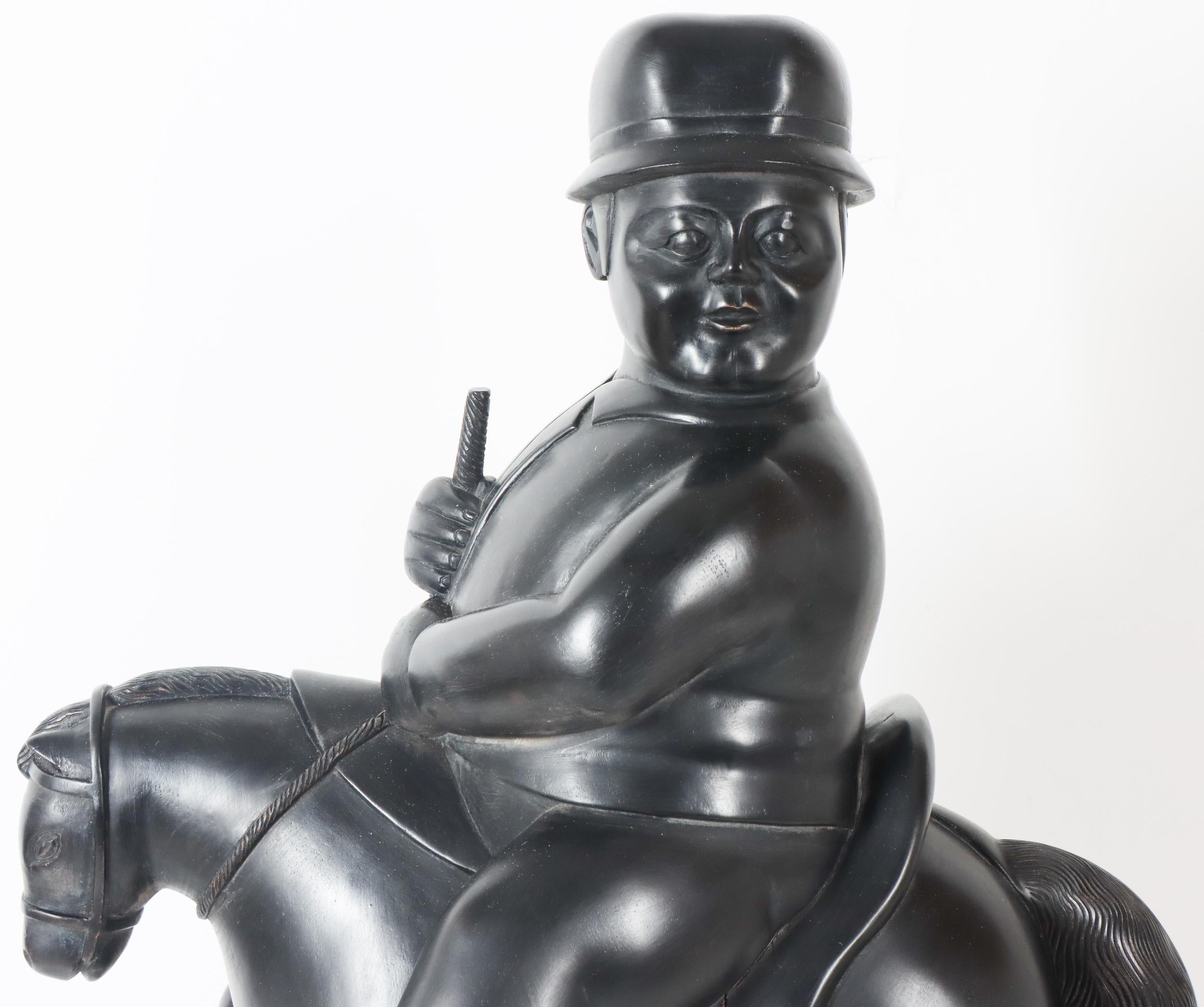 Sculpture en bois sculpté représentant un homme coiffé d'un chapeau et assis sur un cheval, cravache à la main. La sculpture lourde est en bon état général mais présente quelques fissures dues à l'âge (voir photos n°4, 15, 16, 17).  
Citation de