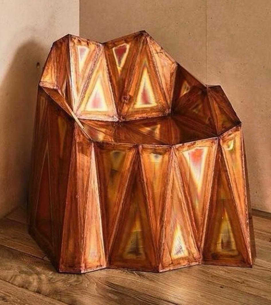 Silla Fernando Laterales Cerrados en Soldadura Espejo Pulido y Cobre by Julian Mayor
Edición limitada de 8 + 4AP.
Dimensiones: P 75 x An 85 x Al 79 cm. 
Materiales: Pulido espejo y cobre.

Julian Mayor es un artista y diseñador británico famoso por