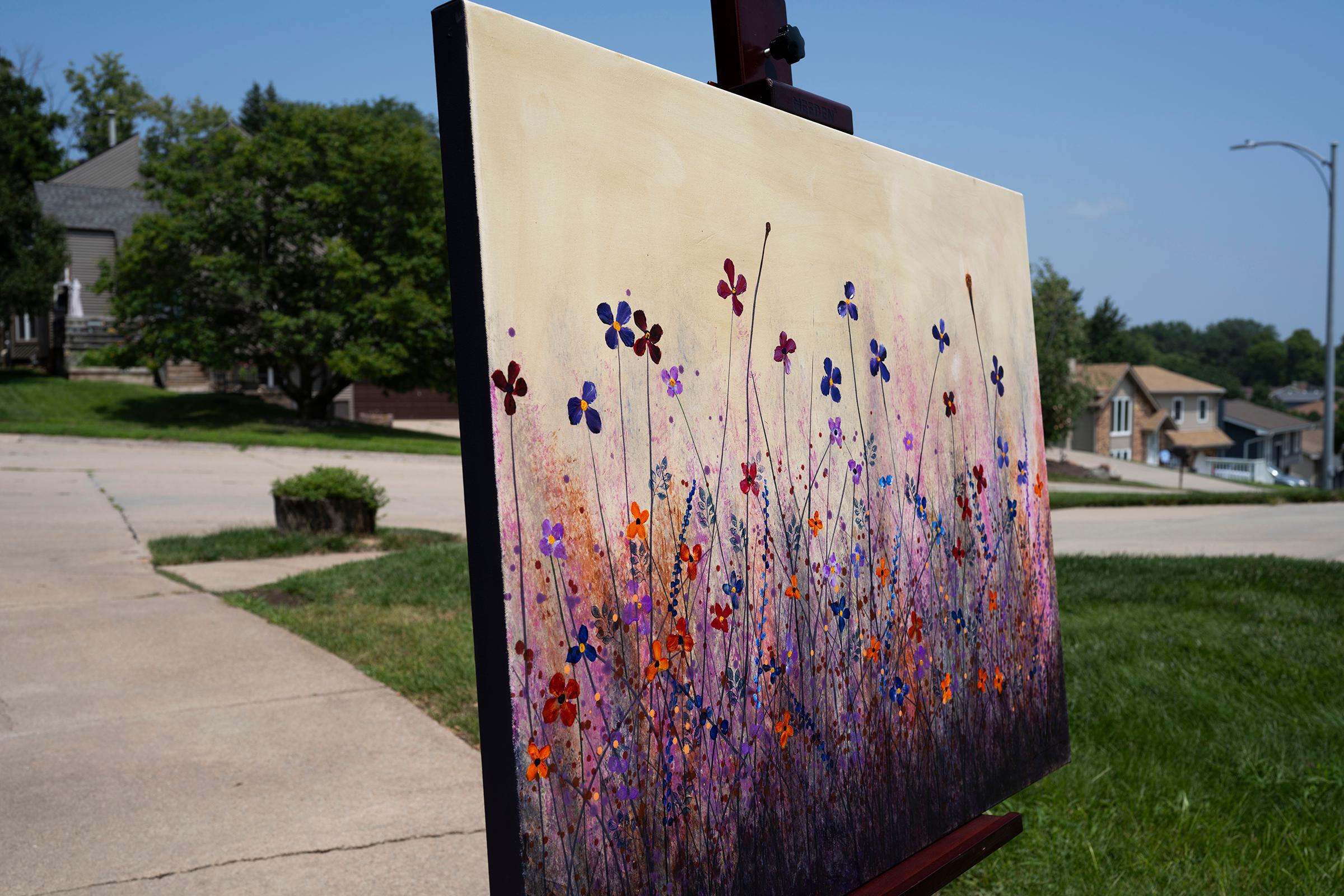 <p>Commenti dell'artista<br>Vibranti margherite viola e fiori di campo sbocciano su uno sfondo rosa tenue. I loro delicati steli e petali si protendono verso l'alto, ondeggiando dolcemente con la brezza. Questo dipinto floreale colorato emana un