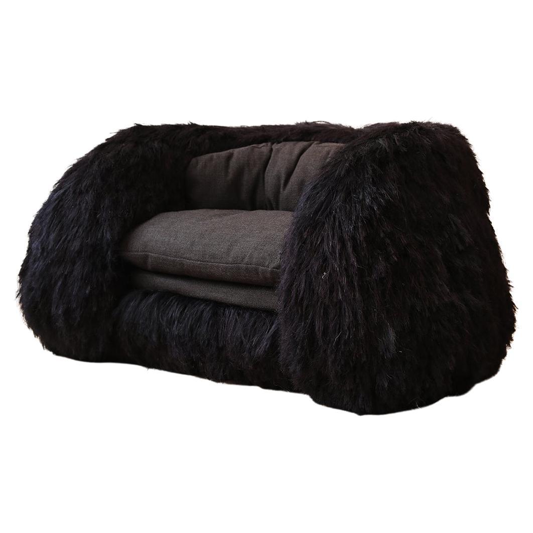 Fernando Laposse, schwarzes Pelz-Sofa im Angebot