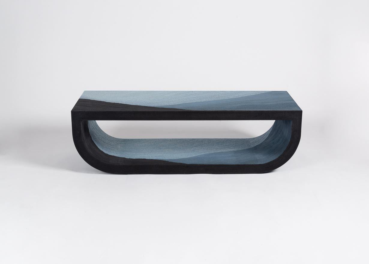 Mit diesem Werk hat Fernando Mastrangelo einen unglaublichen Sonnenuntergang aus Sand und pulverisiertem Glas geschaffen. Eine einfache Umkehrung entlang der Y-Achse der Bank verleiht der horizontalen Arbeit eine Art visuellen Kreislauf, der in