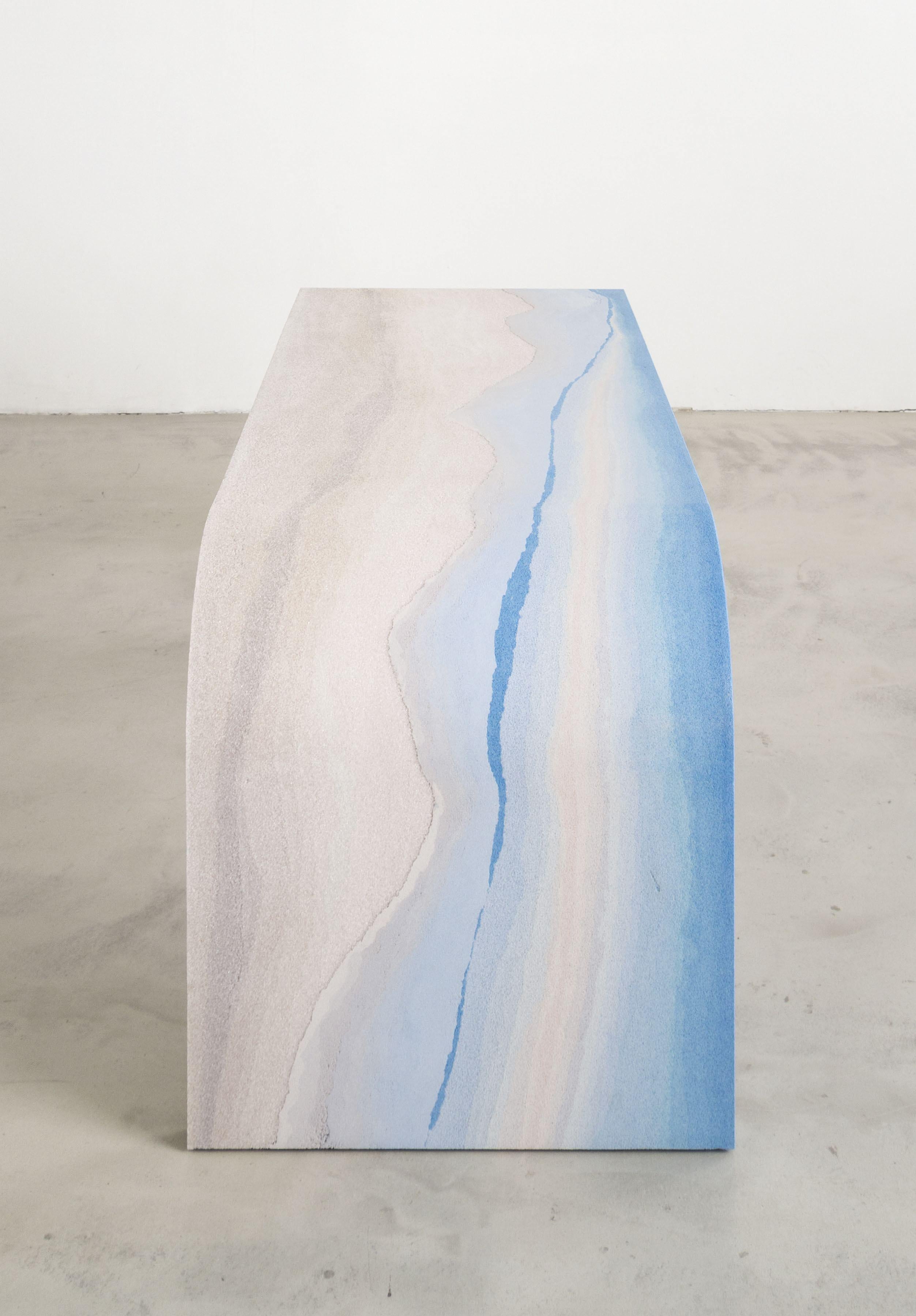 Fernando Mastrangelo ist ein Meister der Verbindung von Form, MATERIAL und Konzeption. Dieser Schreibtisch ist da keine Ausnahme. Die schlichte, horizontale Form hat eine einzige abgerundete Ecke, die sowohl die allmähliche Krümmung der Erde als
