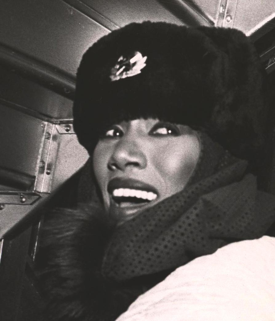 Photographie vintage de Grace Jones datant des années 1980 :
Grace Jones photographiée sur la scène du Palladium nightclub de New York vers 1989 par le célèbre photographe underground new-yorkais, Fernando Natalici.  

Support/année : Épreuve à la