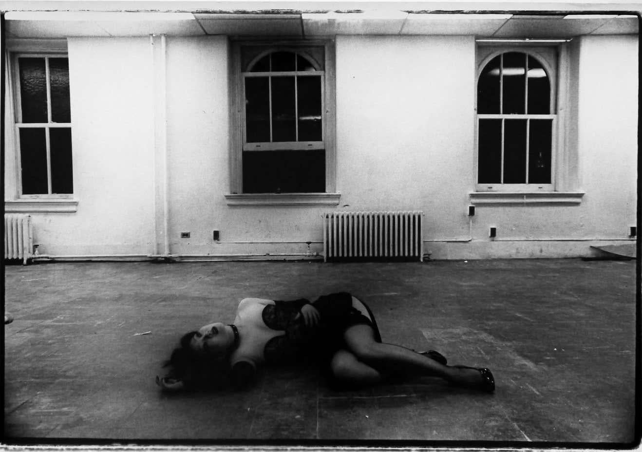 Anya Phillips am Set von „The Foreigner“, New York City (Zeitgenössisch), Photograph, von Fernando Natalici