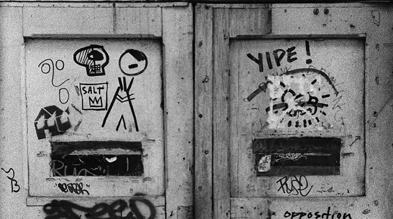 Basquiat Keith Haring NY Graffiti-Foto 1980 (SAMO)  (Streetart), Photograph, von Fernando Natalici
