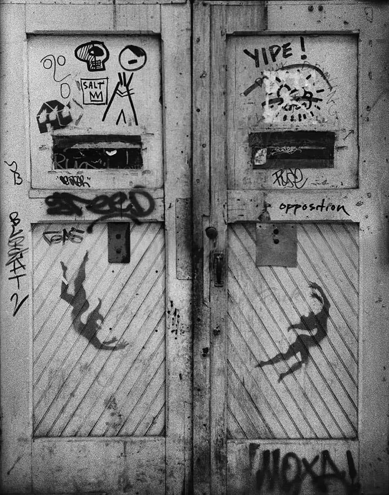 Basquiat Keith Haring NY Graffiti Photo 1980 (SAMO)  - Gris Black and White Photograph par Fernando Natalici