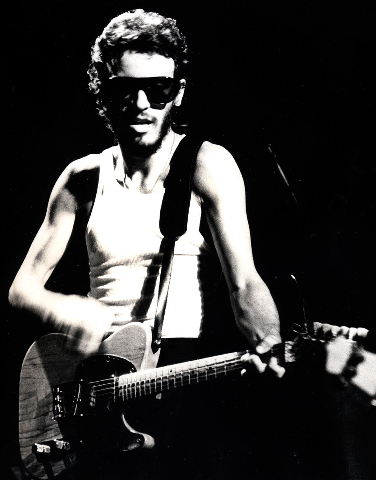 Black and White Photograph Fernando Natalici - Photographie de Bruce Springsteen (Bruce Springsteen the Bottom Line, NYC 1975)