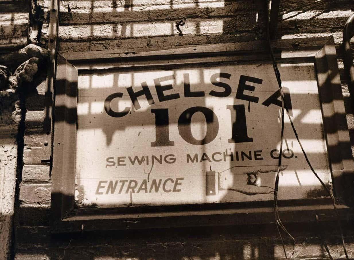 Chelsea 101 (photo vintage de Chelsea Manhattan) - Noir Black and White Photograph par Fernando Natalici