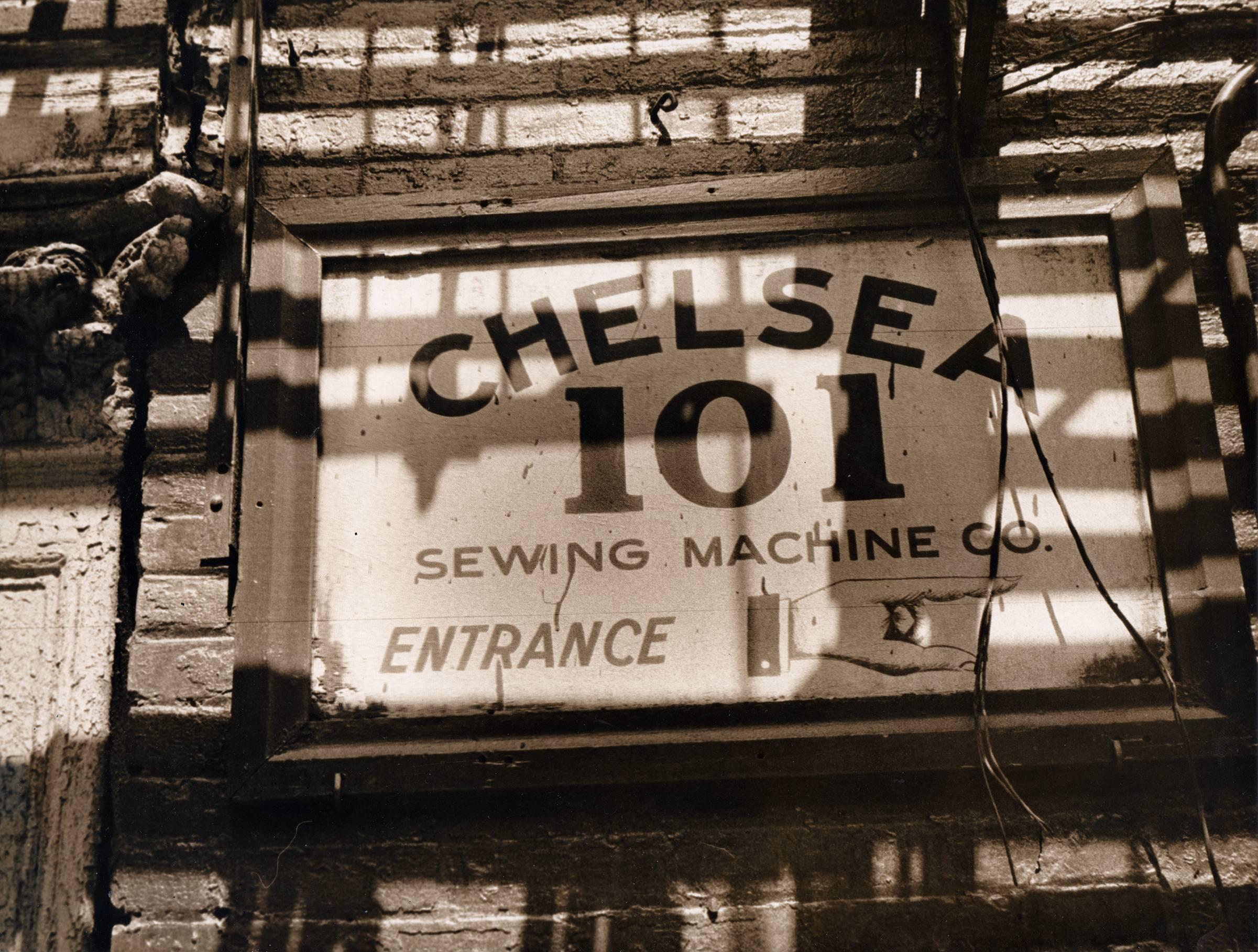 Black and White Photograph Fernando Natalici - Chelsea 101 (photo vintage de Chelsea Manhattan)