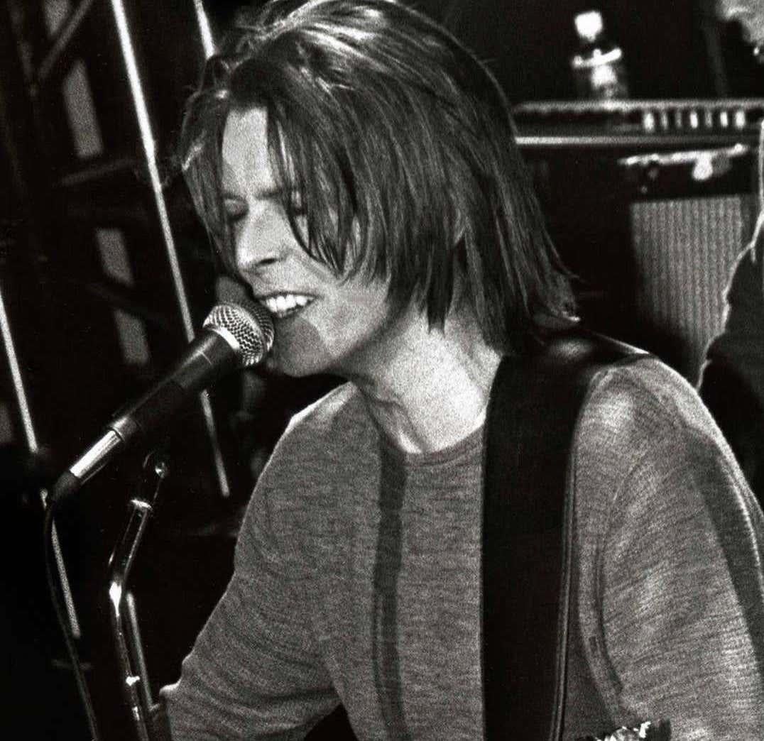Photo de David Bowie prise dans les années 1990 par Fernando Natalici : 
Une photo rare et intime du légendaire David Bowie prise au Kit Kat Club de New York en 1999 lors d'un événement privé de VH1, par le célèbre photographe de Downtown, Fernando