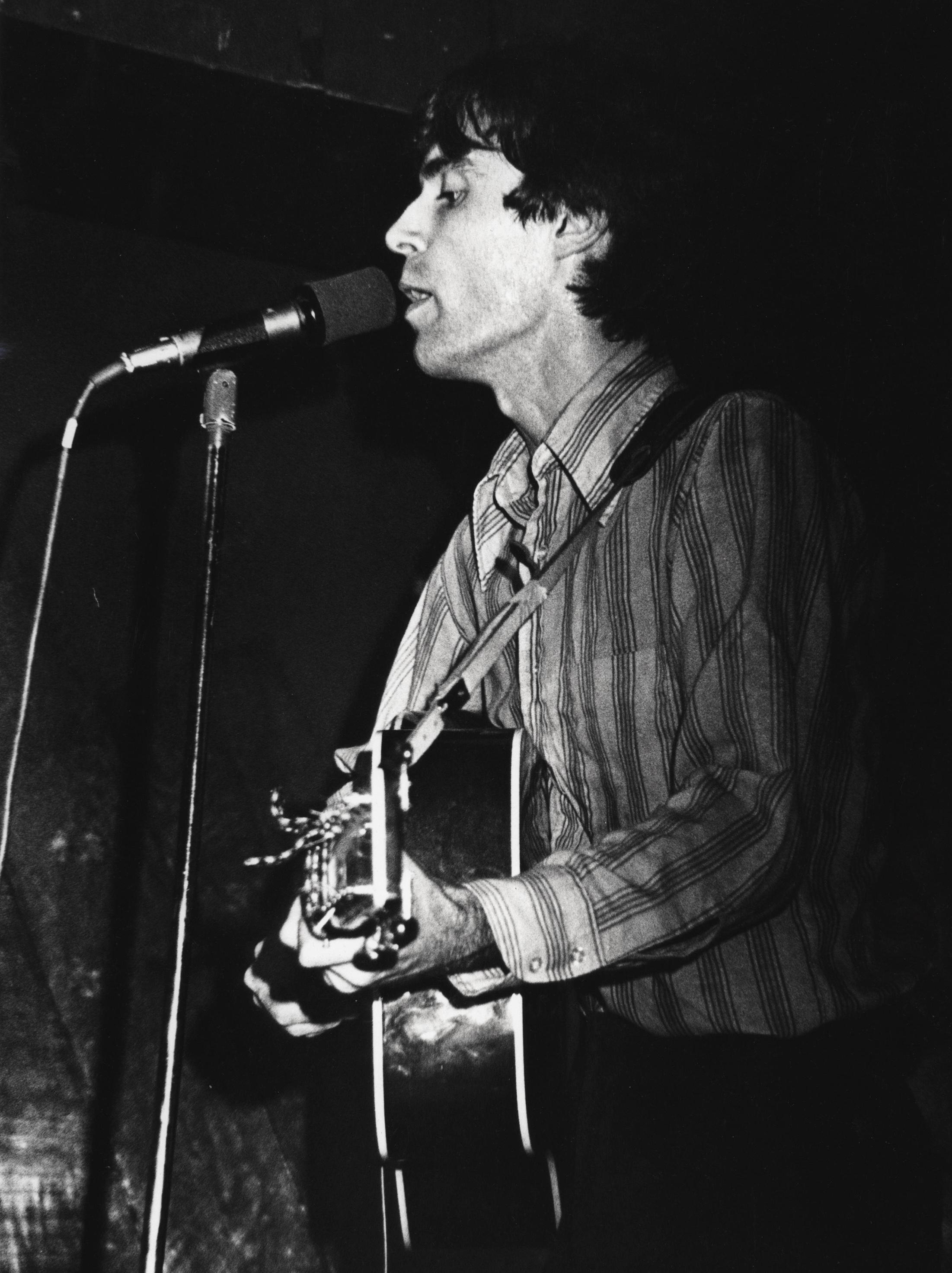 David Byrne Talking Heads photographie CBGB 1977 par Fernando Natalici :

Support : Épreuve à la gélatine d'argent. 1977.
11 x 14 pouces.
Bon état général du Vintage ; signes mineurs de manipulation ; bien conservé.
Signé à la main au verso d'une
