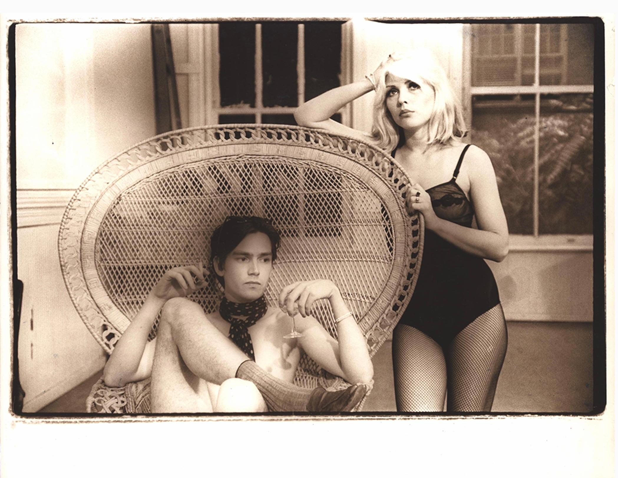 Debbie Harry & Harris sur le plateau de 'Unmade Beds' 1976 par le célèbre photographe new-yorkais Fernando Natalici. 
Cette photographie originale d'époque a été prise sur le plateau de tournage de 