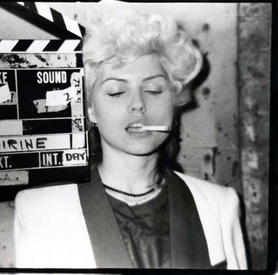 Debbie Harry am Set von The Foreigner (East Village 1970er Blondie-Fotografie) – Photograph von Fernando Natalici