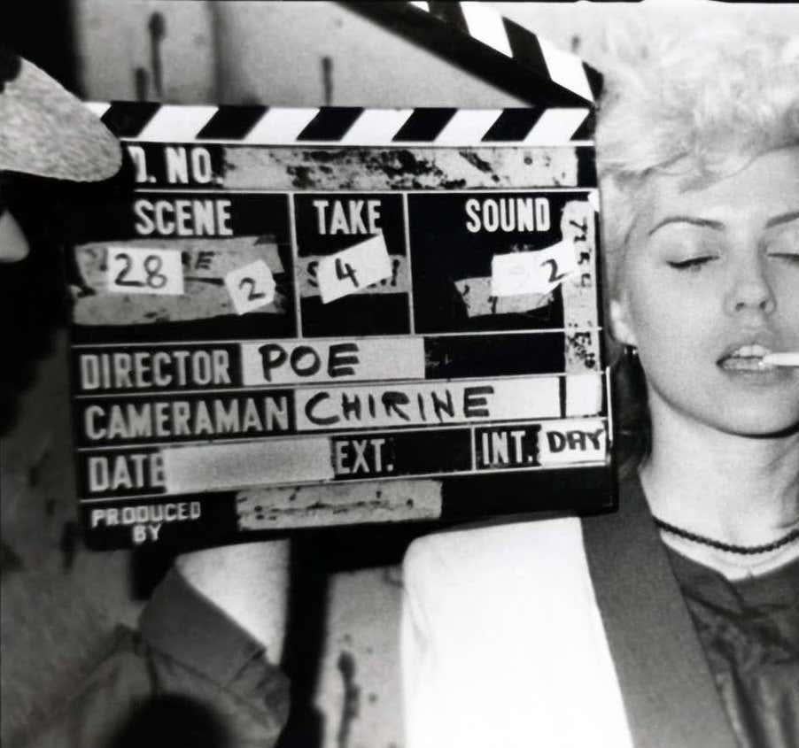 Debbie Harry am Set von The Foreigner (East Village 1970er Blondie-Fotografie) (Schwarz), Black and White Photograph, von Fernando Natalici