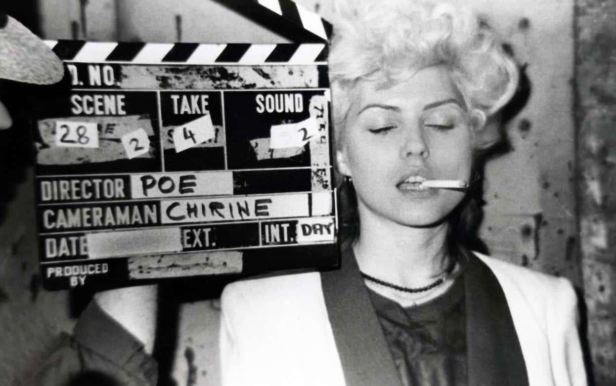 Debbie Harry am Set von The Foreigner East Village, 1977 (Blondie)  – Photograph von Fernando Natalici