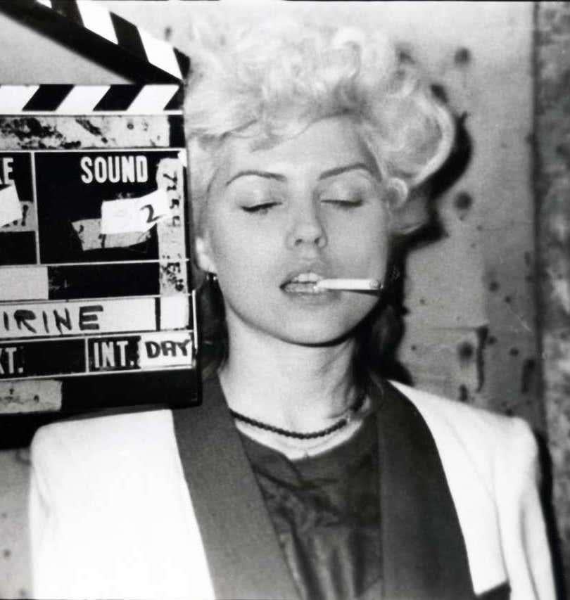 Debbie Harry am Set von The Foreigner East Village, 1977 (Blondie)  (Schwarz), Portrait Photograph, von Fernando Natalici