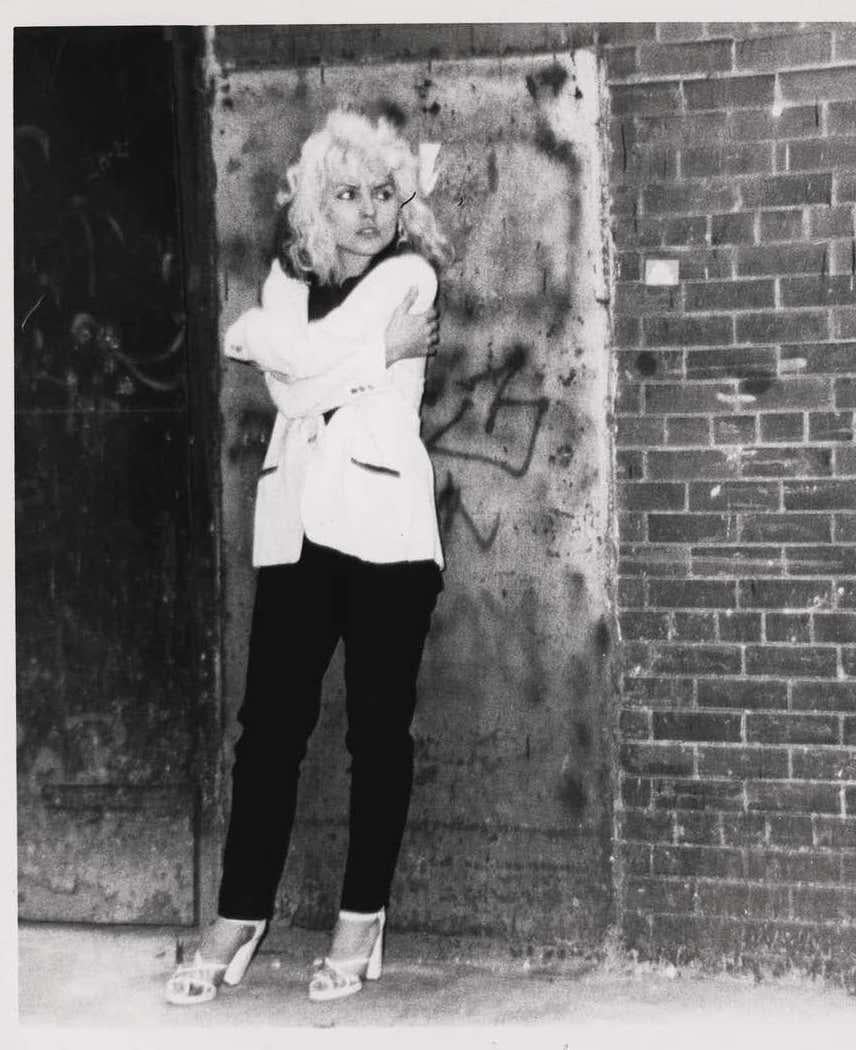 Debbie Harry sur le plateau de The Foreigner East Village 1977 (photographie delondie)  - Pop Art Photograph par Fernando Natalici
