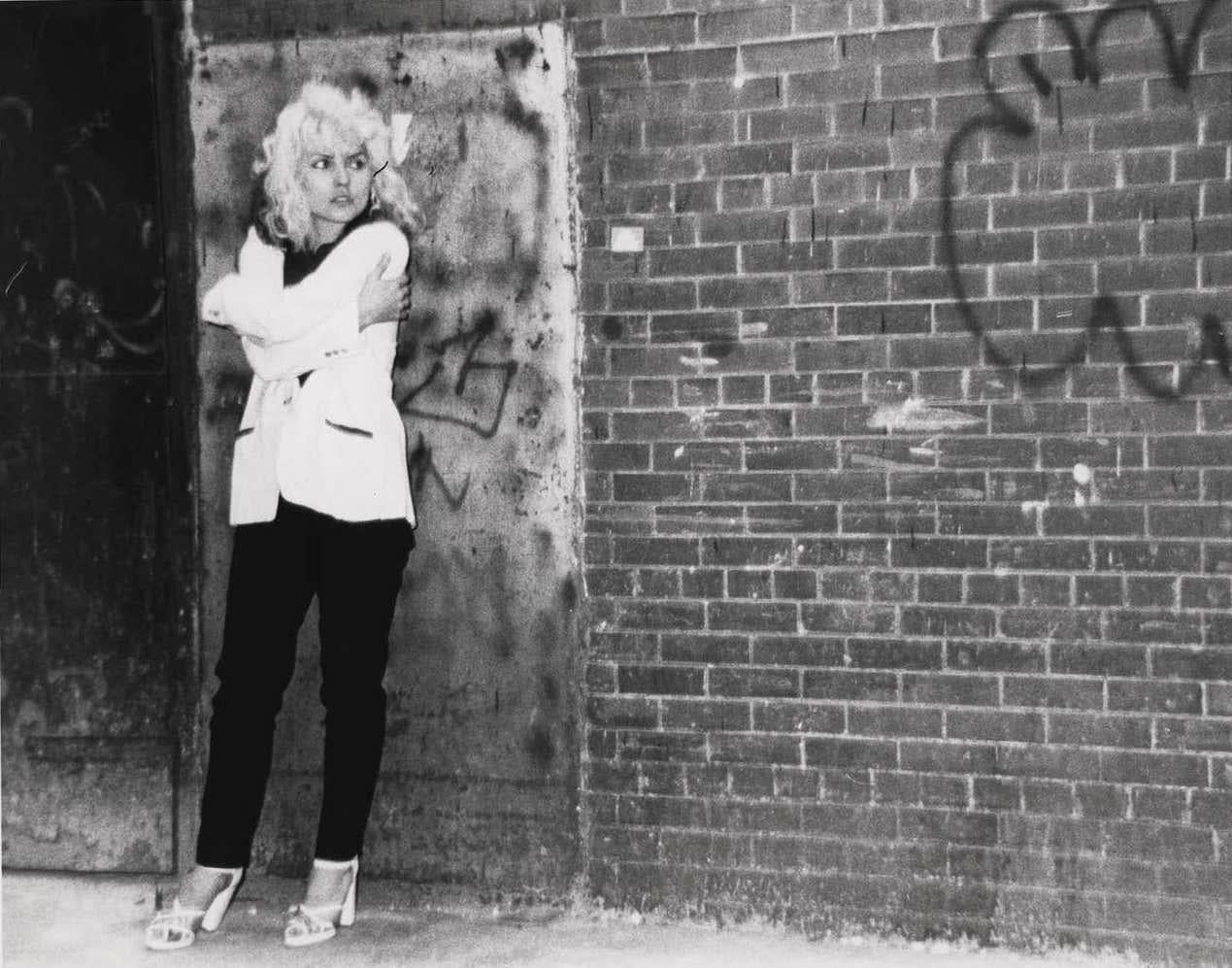 Debbie Harry sur le plateau de The Foreigner East Village 1977 (photographie delondie)  - Gris Portrait Photograph par Fernando Natalici