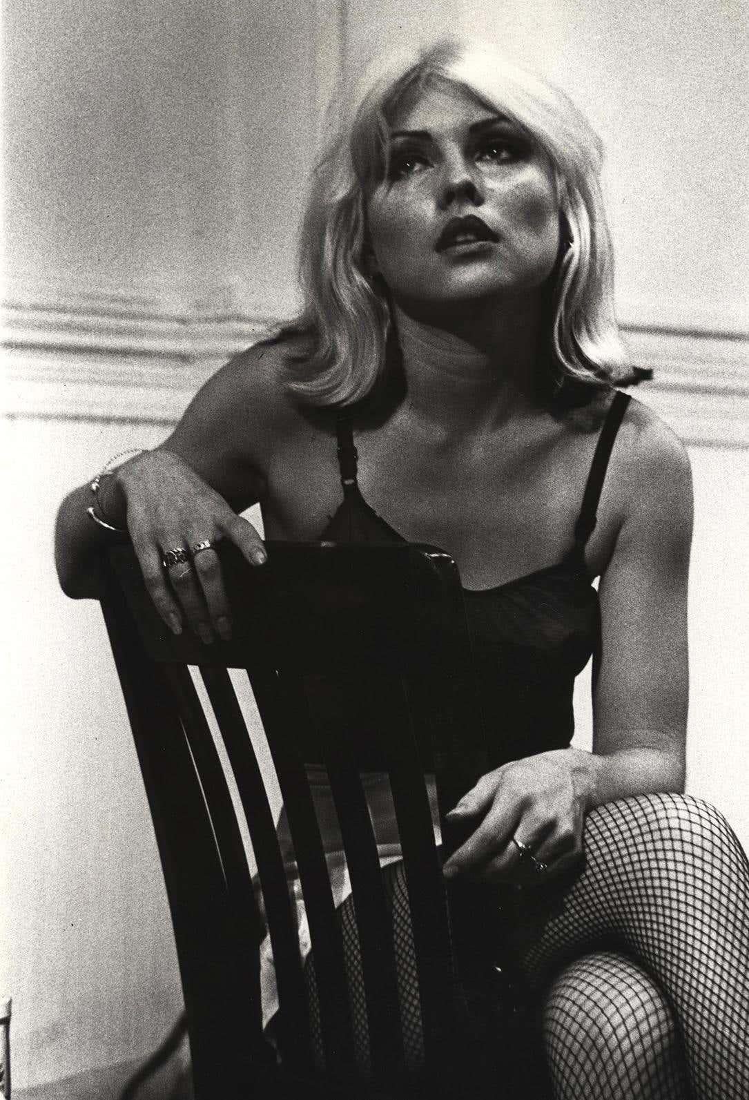 Debbie Harry am Set von Unmade Beds East Village 1976 (Blondie-Fotografie)  (Schwarz), Black and White Photograph, von Fernando Natalici