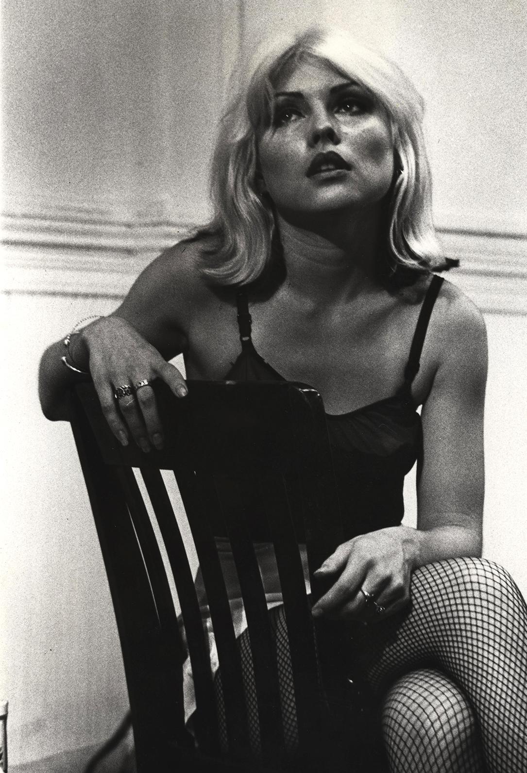 Fernando Natalici Black and White Photograph – Debbie Harry am Set von Unmade Beds East Village 1976 (Blondie-Fotografie) 