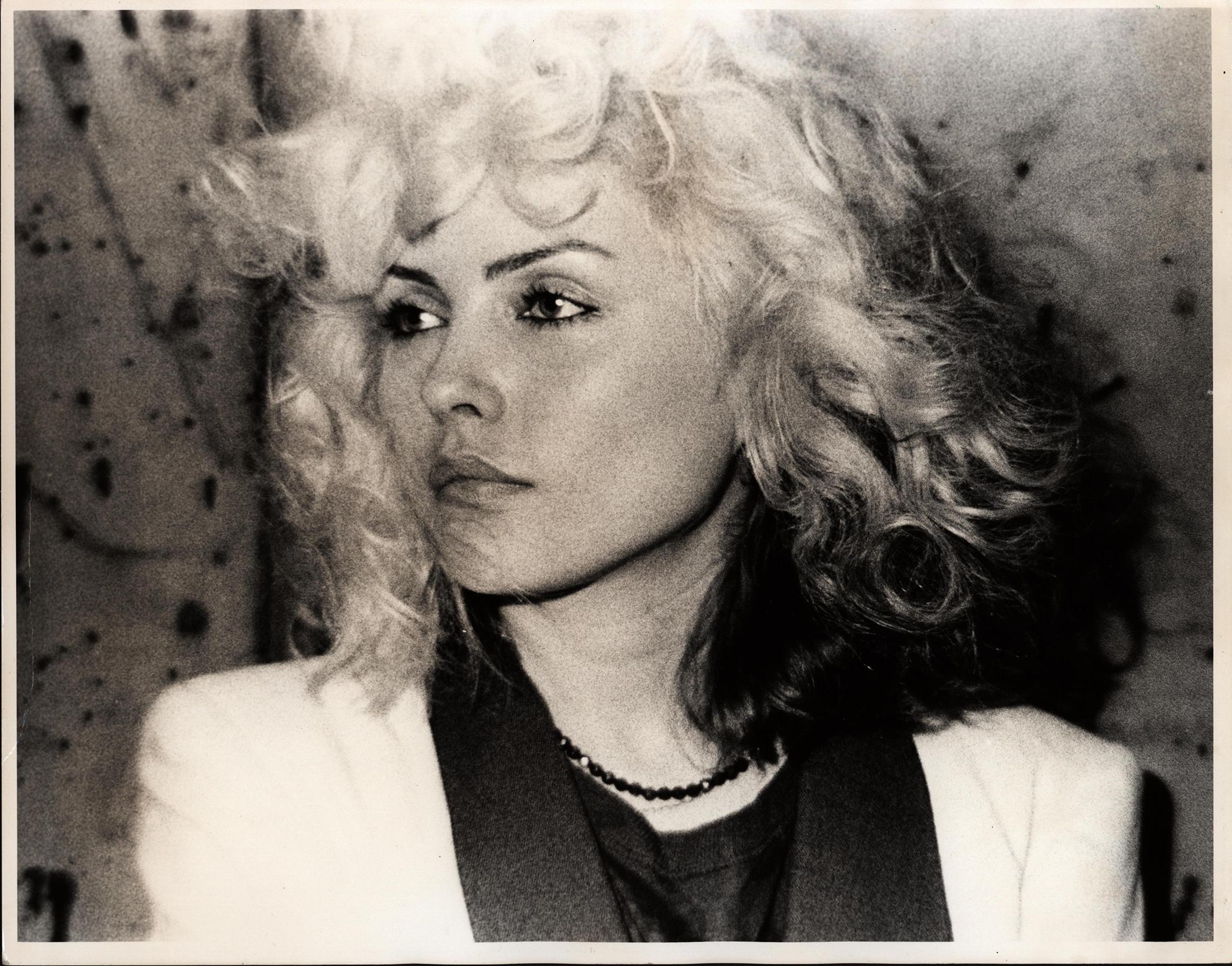 Debbie Harry fotografia NYC 1978 (Debbie Harry The Foreigner) - Black and White Photograph Nero di Fernando Natalici