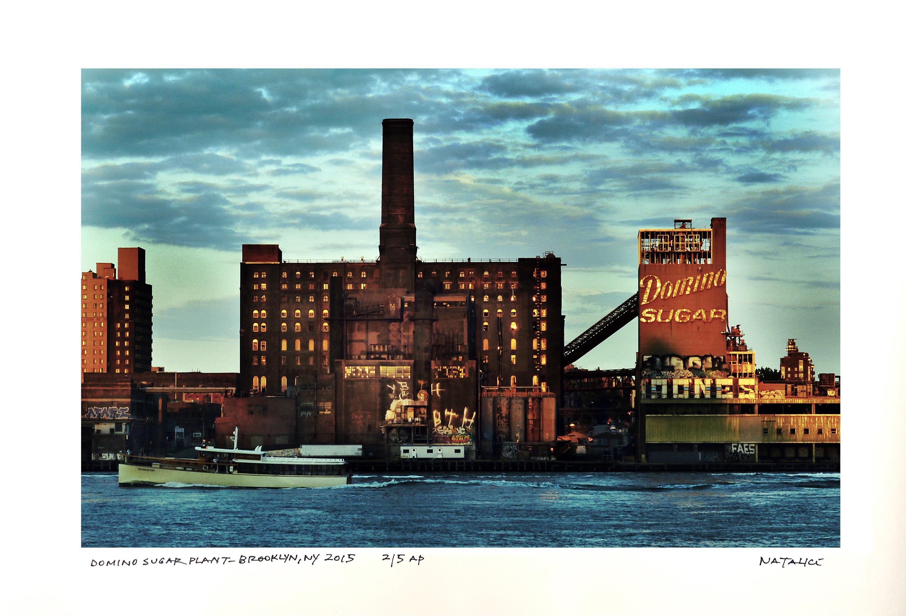 Domino Sugar Factory Williamsburg, Brooklyn, Foto (Brooklyn New York)  – Photograph von Fernando Natalici