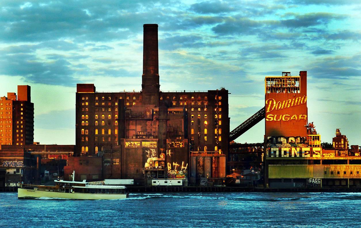 Fernando Natalici Landscape Photograph – Domino Sugar Factory Williamsburg Brooklyn Foto (Brooklyn New Yorker Foto) 