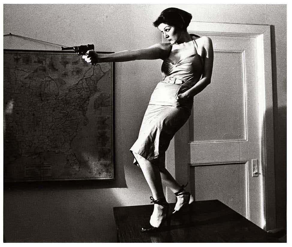 Girl With A Gun Pattie East Village, 1977 (Amos Poe The Foreigner) - Pop Art Photograph par Fernando Natalici