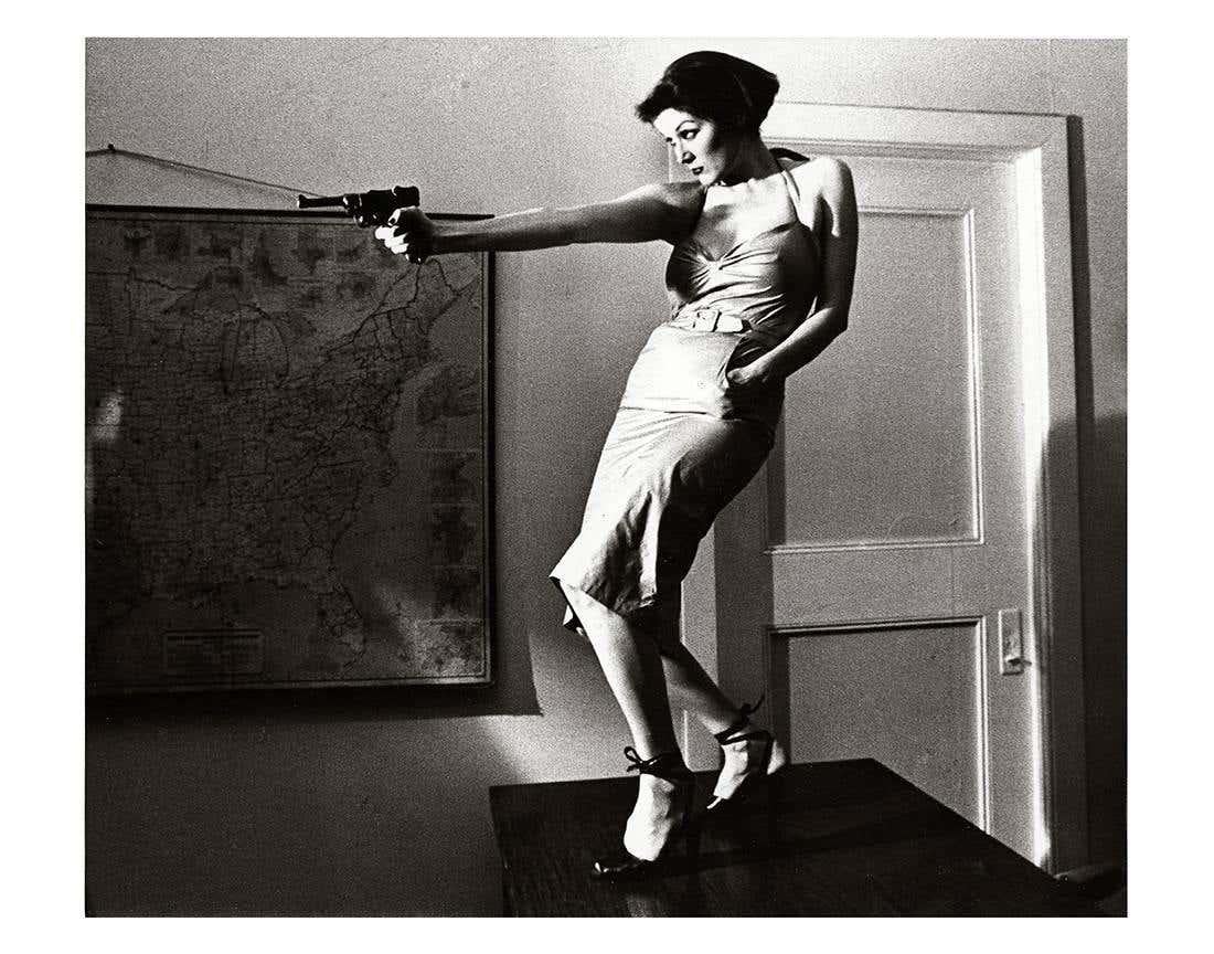 Girl With A Gun Pattie East Village, 1977 (Amos Poe The Foreigner) en vente 1