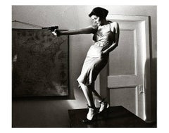 Jeune fille avec un pistolet Patti Astor:: East Village:: 1977 (Amos Poe The Foreigner)