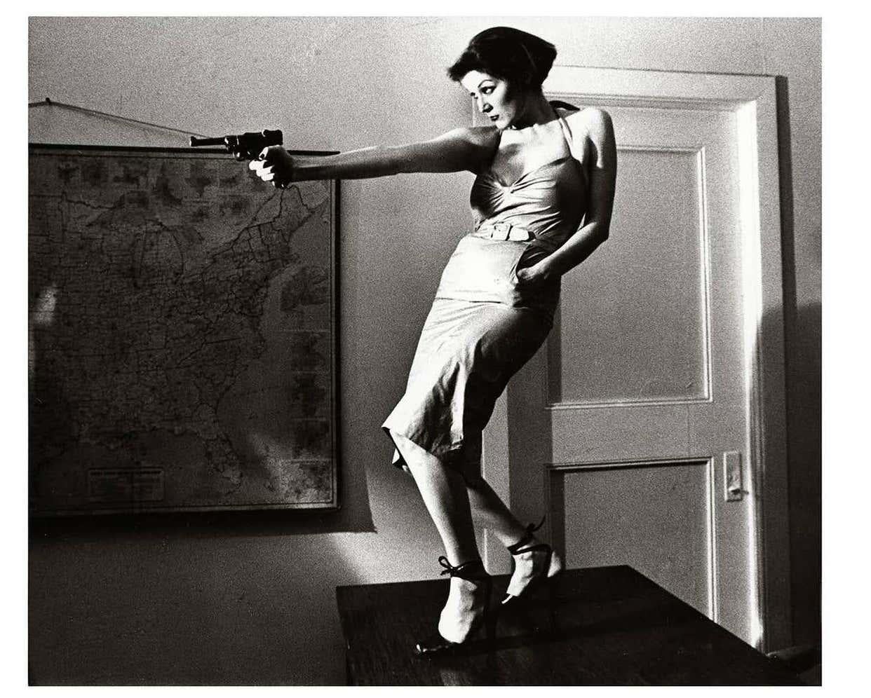Mädchen mit einem Gewehr, Patti Astor East Village, Foto 1977 (Der Fremde) – Photograph von Fernando Natalici