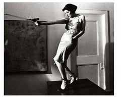 Jeune fille avec un fusil, photo de Patti Astor de l'East Village, 1977 (L'étranger)