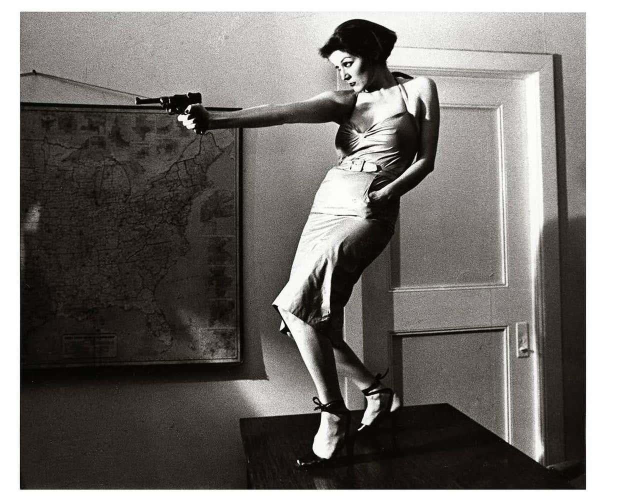 Mädchen mit einem Gewehr, Patti Astor East Village, Foto 1977 (Der Fremde)  – Photograph von Fernando Natalici