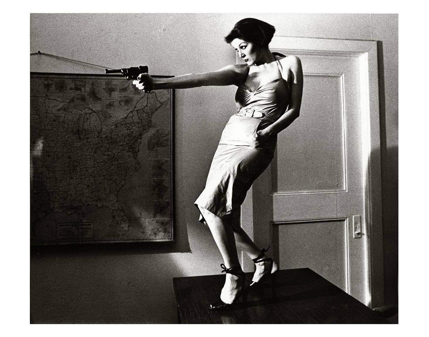 Fernando Natalici Black and White Photograph – Mädchen mit einem Gewehr, Patti Astor East Village, Foto 1977 (Der Fremde) 