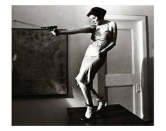 Mädchen mit einem Gewehr, Patti Astor East Village, Foto 1977 (Der Fremde)