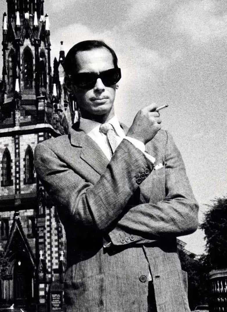John Waters Baltimore 1985 (John Waters Fotografie) (Grau), Black and White Photograph, von Fernando Natalici