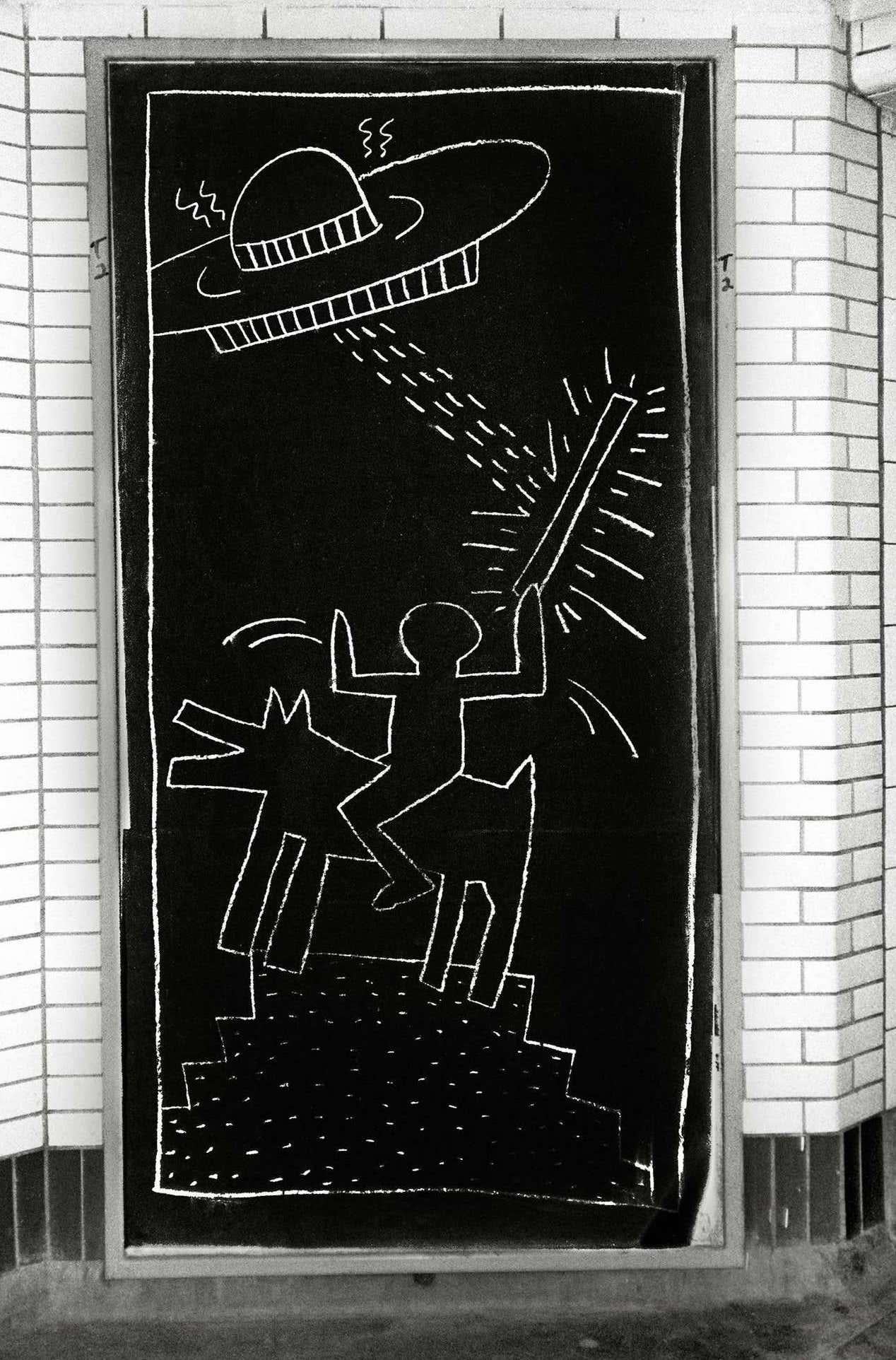 Subway-Kunstfoto von Keith Haring, ca. 1981 (Keith Haring, Zeichnungen der U-Bahn)  (Pop-Art), Photograph, von Fernando Natalici