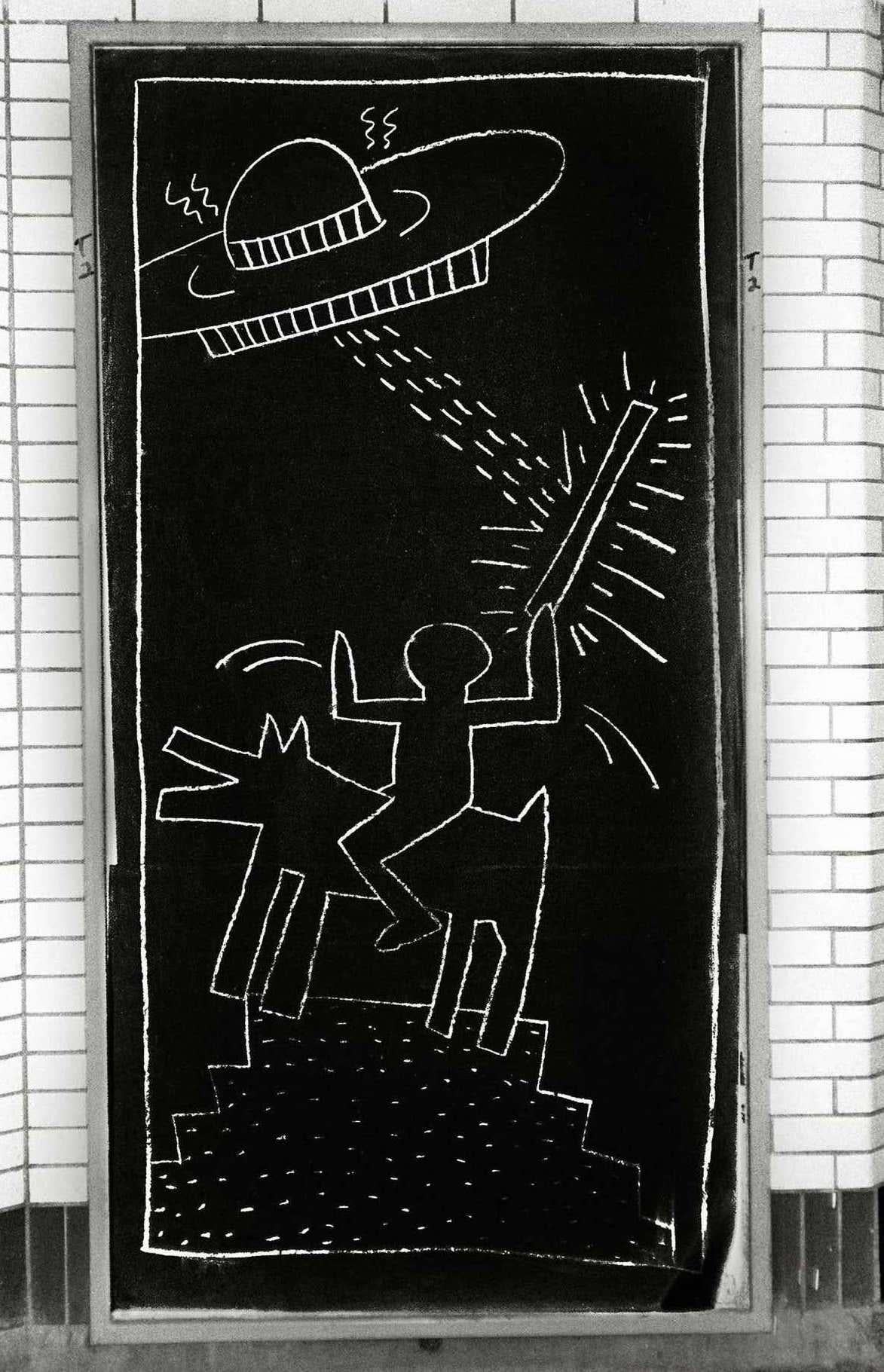 Keith Haring Subway Drawings Photographie :
Cette photographie illustre la conquête épique de Keith Haring, qui a réalisé des œuvres d'art public sur les quais du métro de New York, au début des années 80. Haring voulait que ces dessins soient des
