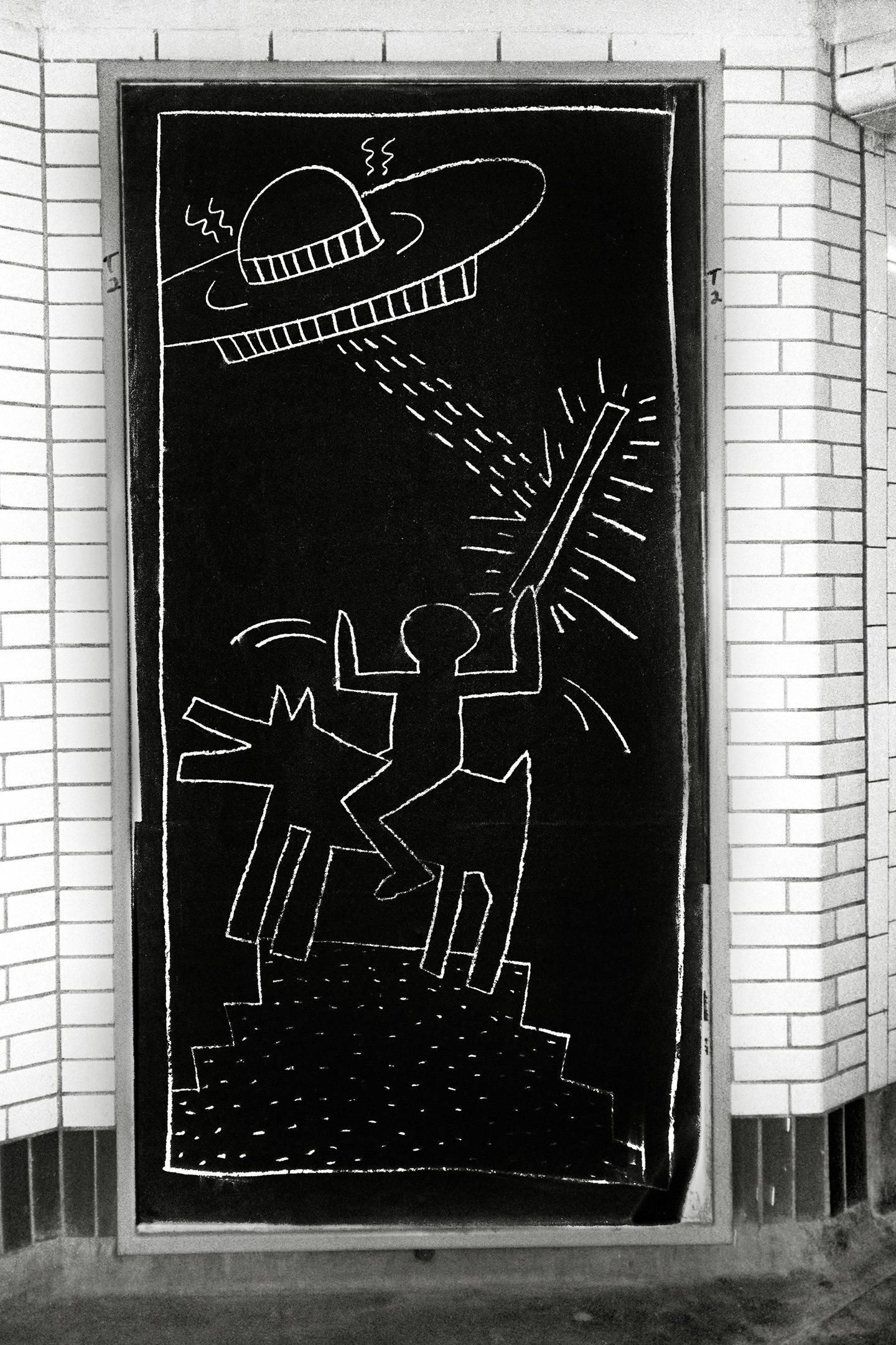 Fernando Natalici Figurative Photograph – Subway-Kunstfoto von Keith Haring, ca. 1981 (Keith Haring, Zeichnungen der U-Bahn) 