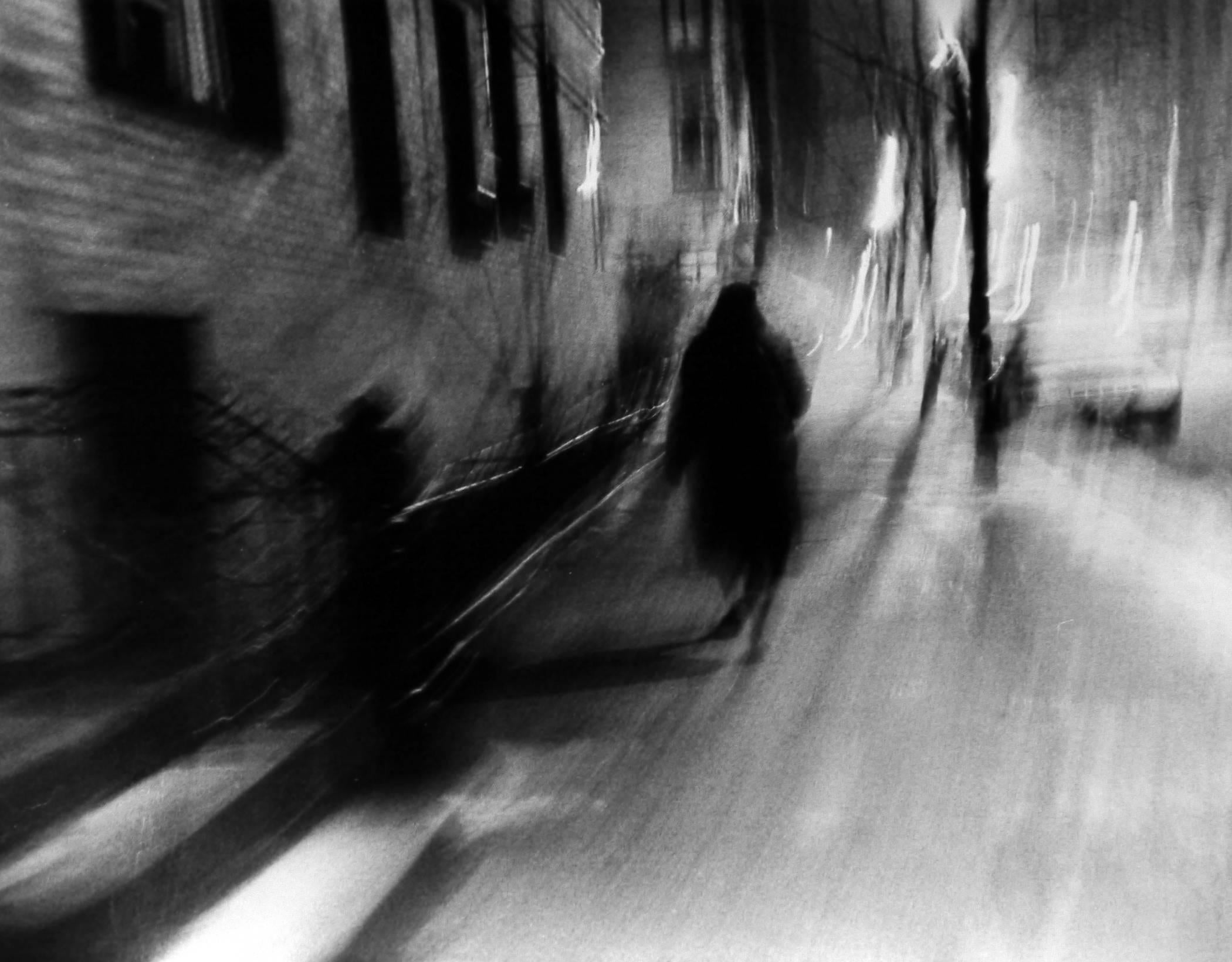 Fernando Natalici Abstract Photograph – Lady Vanishes in Manhattan (Streetfotografie) 