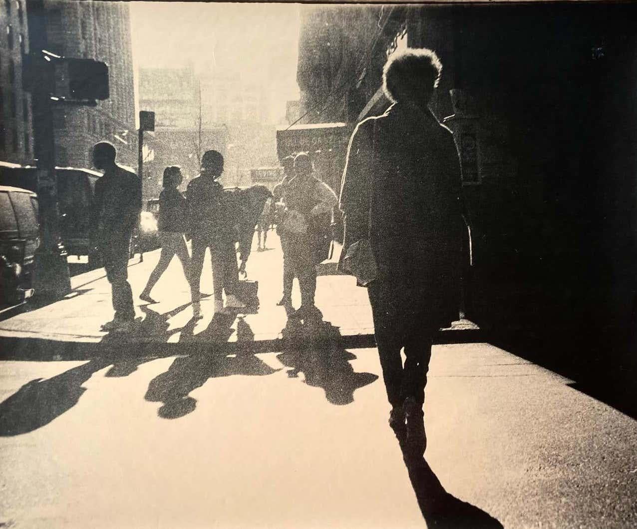 Photographie de Manhattan « New York Walk » 1984 (photography de rue new-yorkaise des années 1980)  en vente 1