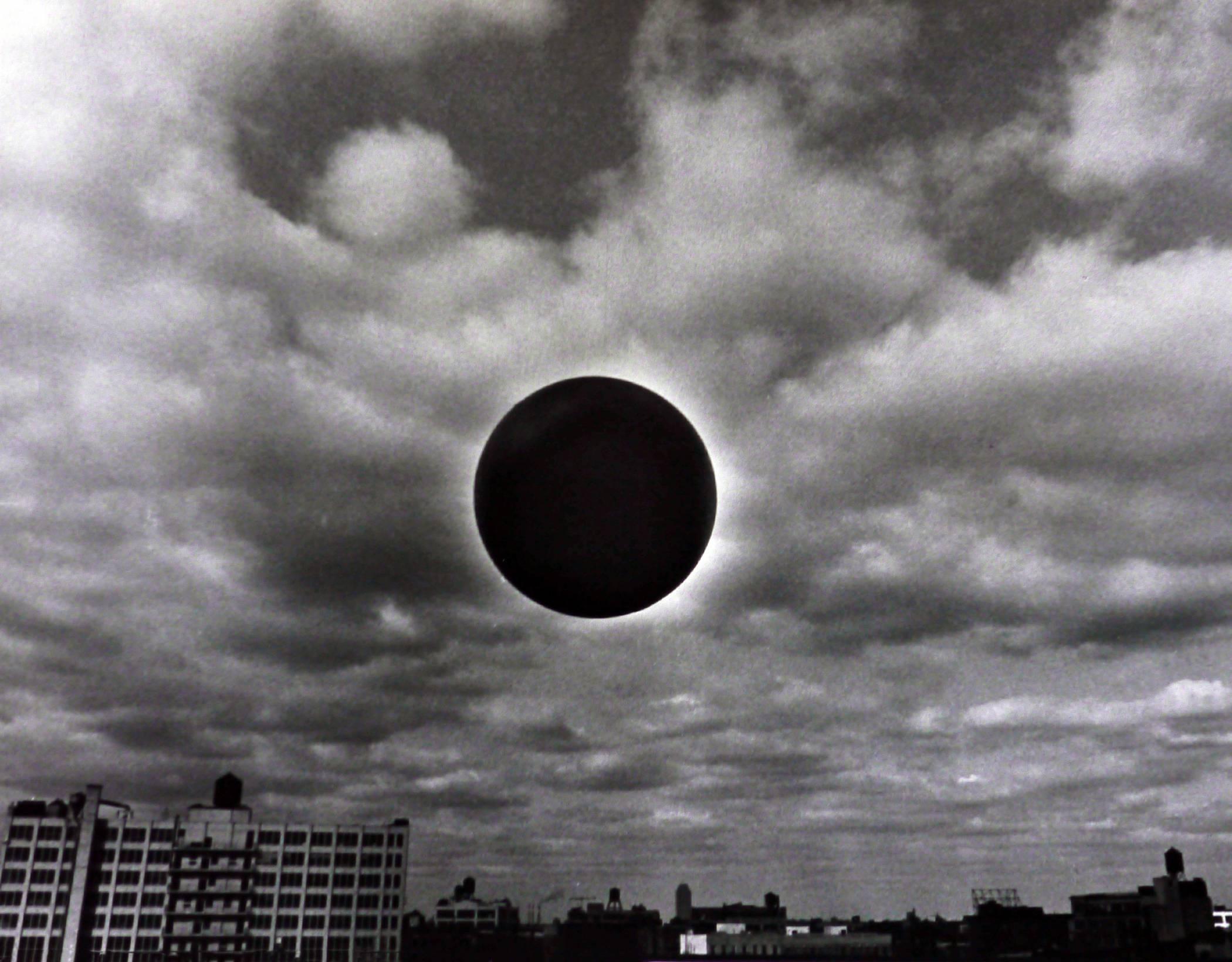 Landscape Photograph Fernando Natalici - Photographie vintage de la ville de New York « Moonrise Over Metropolis »