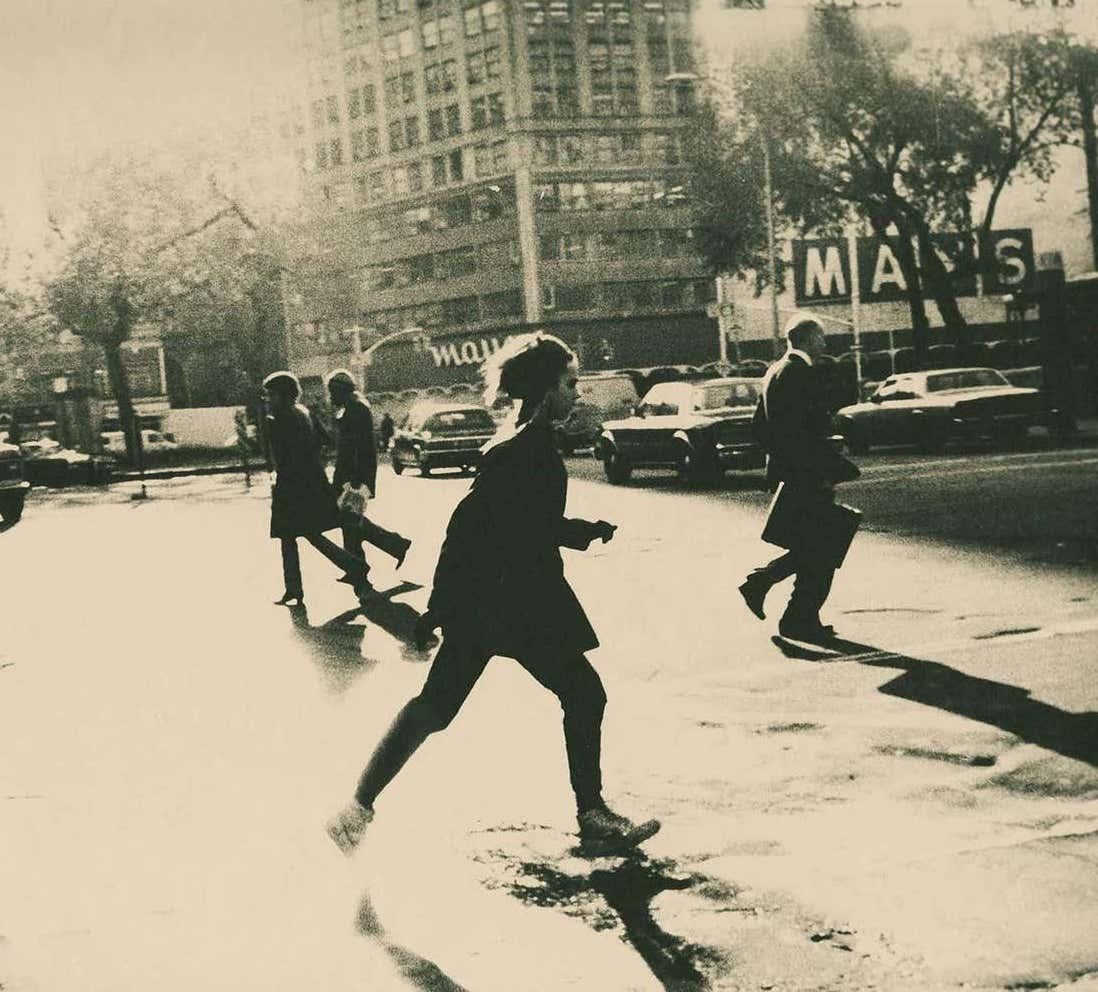 Photographie de l'Union Square à New York, 1984 (photo de Manhattan) - Beige Color Photograph par Fernando Natalici