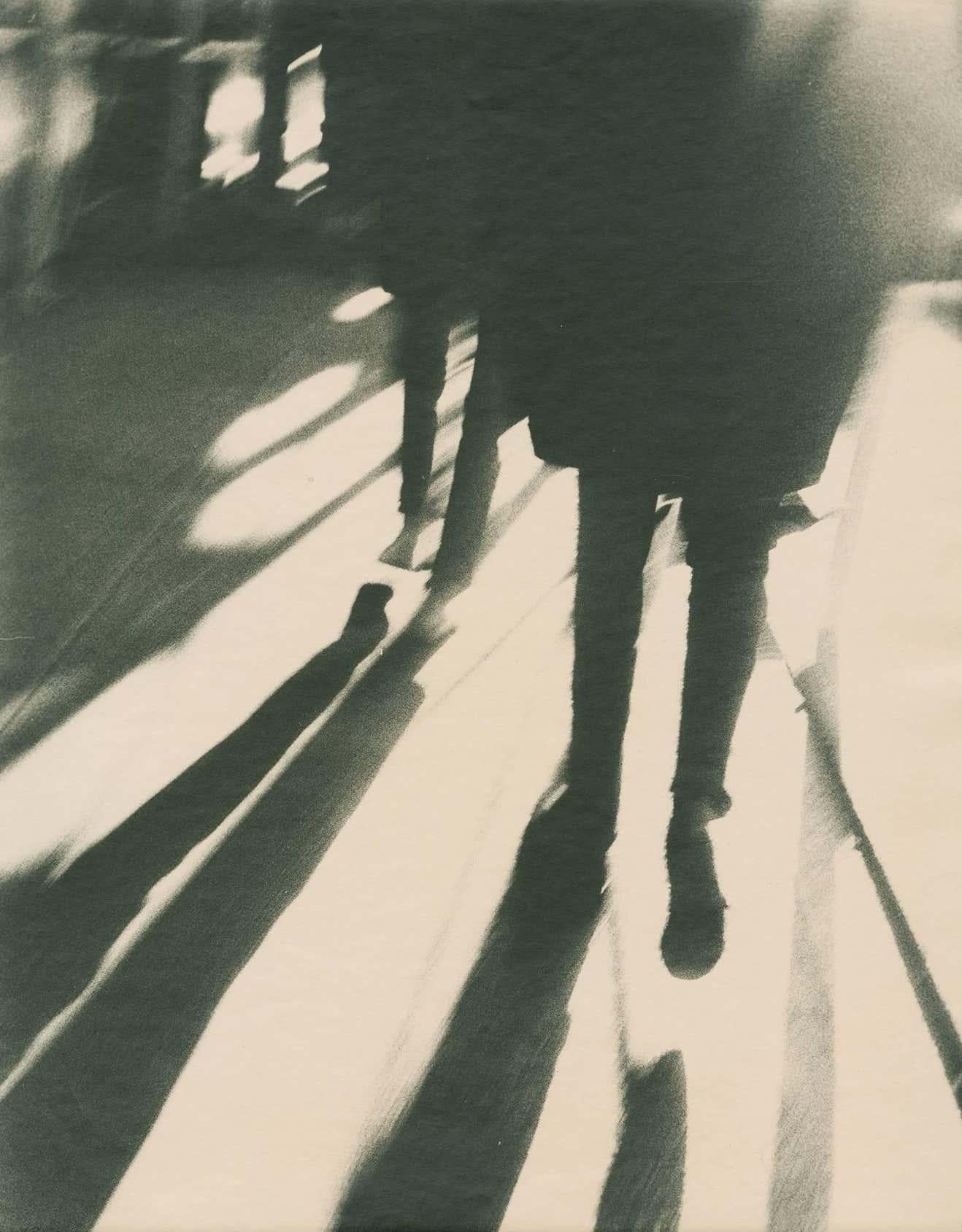 Fotografía New York Walk Manhattan 1984 (Fotografía callejera de Nueva York de los años 80) - Photograph Contemporáneo de Fernando Natalici