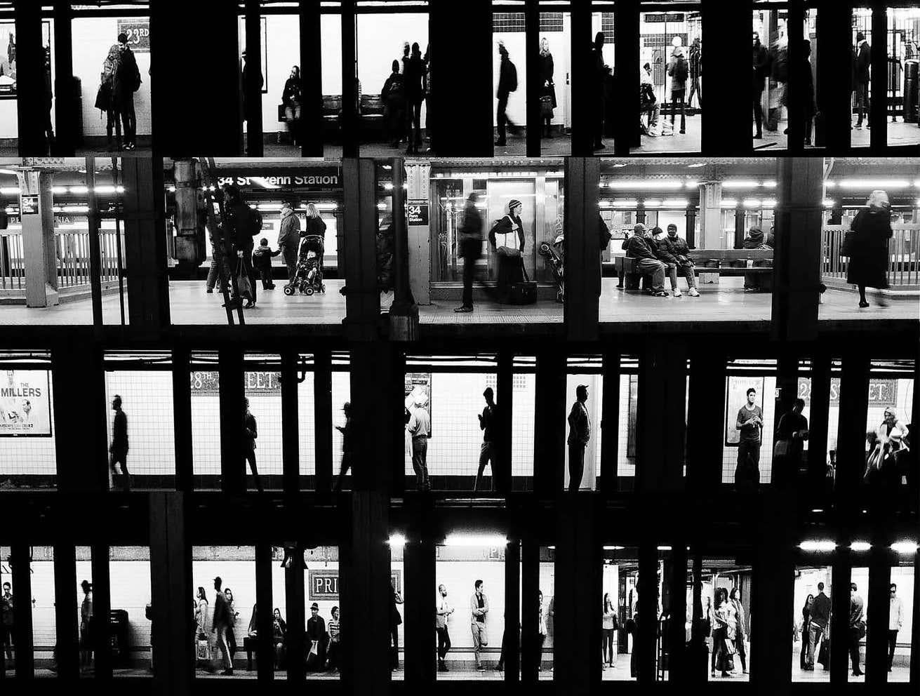 Photographie du métro de New York Voyeur (photography de rue de New York)  - Noir Black and White Photograph par Fernando Natalici