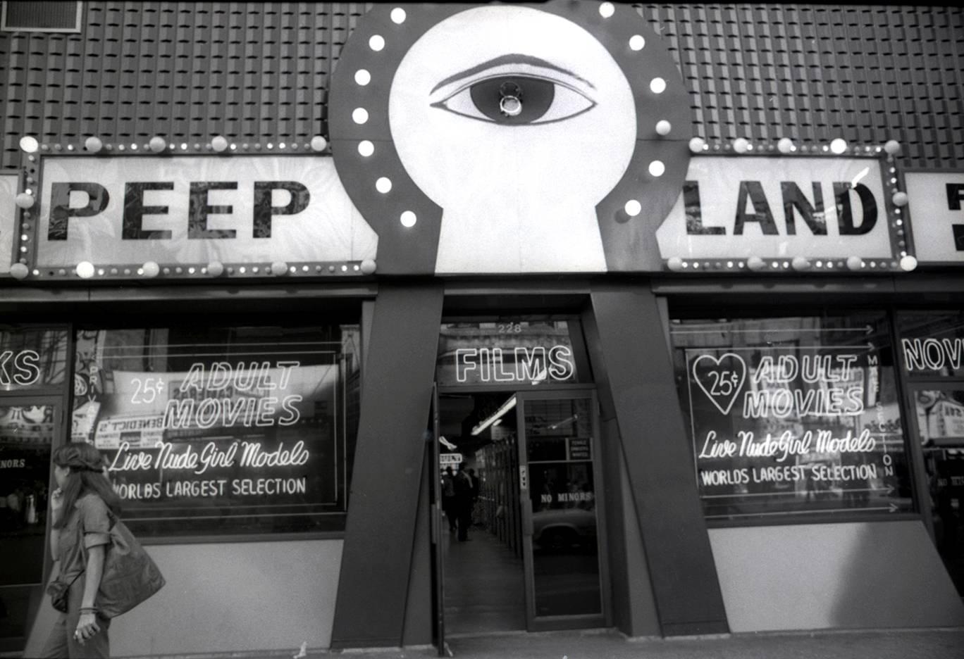Black and White Photograph Fernando Natalici - Photographie de Times Square New York « Peep Land » des années 1970 (photography de rue de New York des années 70) 