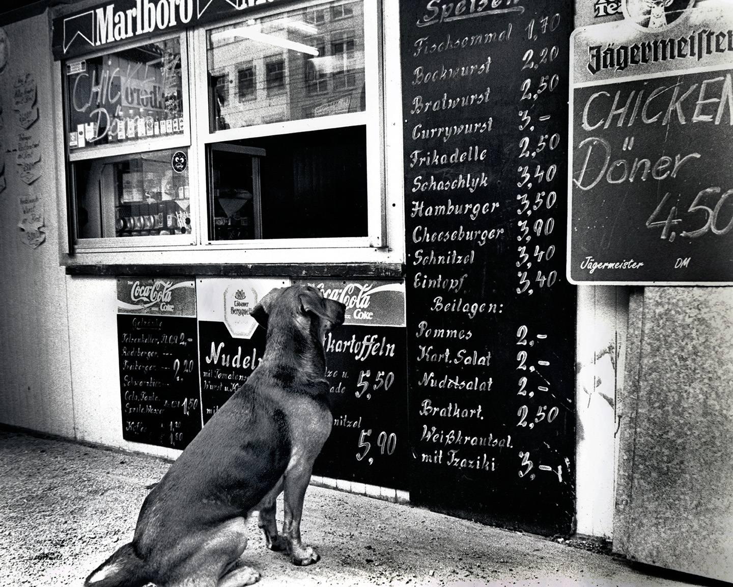 Fernando Natalici Black and White Photograph – Schnitzel Please! Dresden, Deutschland, Fotografie, 1999 