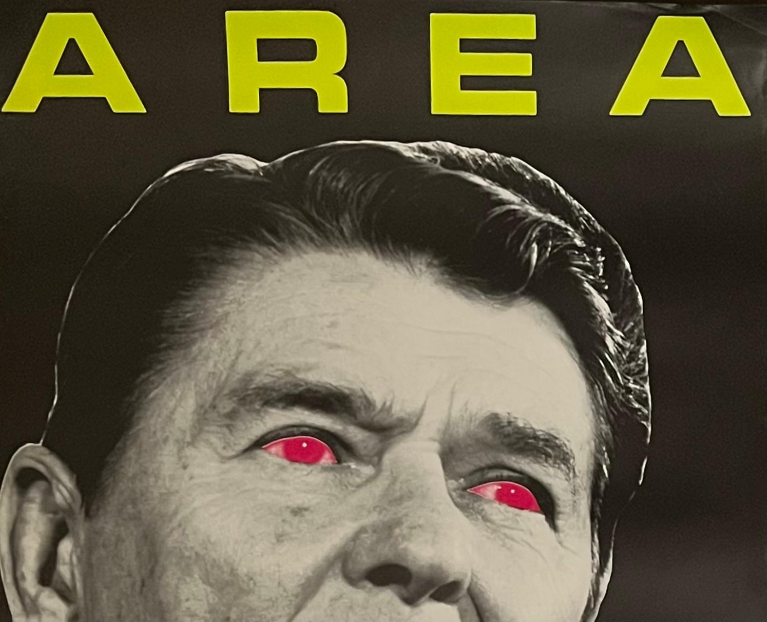 Area Nightclub 1984:
Un raro manifesto stradale originale del 1984 per il seminale e leggendario nightclub newyorkese degli anni '80 Area, con un'immagine unica di Ronald Reagan dalle sembianze aliene; un manifesto che è stato affisso per le strade