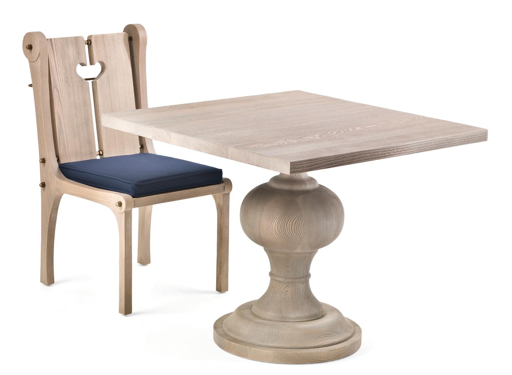 FERNE Quadratischer Esstisch für draußen aus massivem Sassafras-Holz mit gedrechselten Beinen (Italienisch) im Angebot