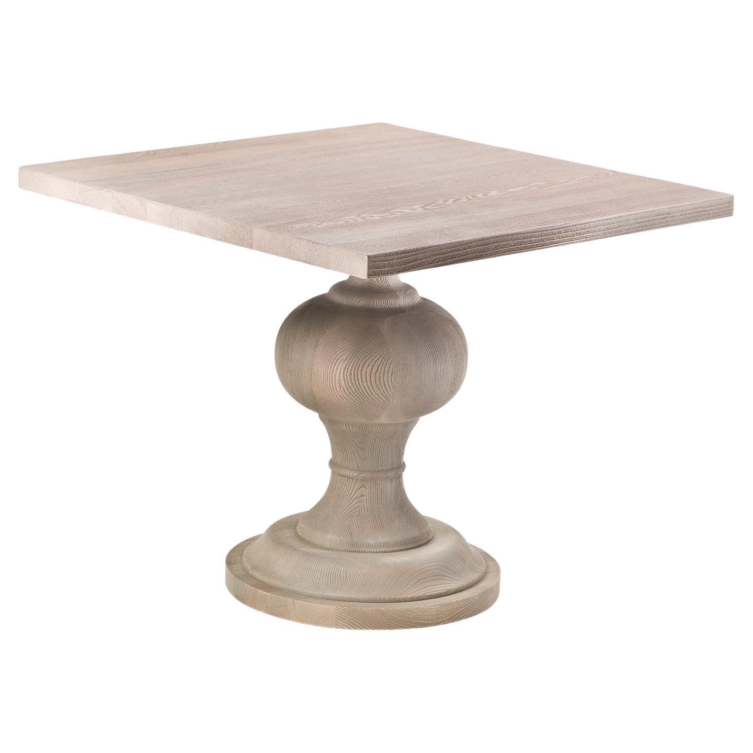 FERNE Quadratischer Esstisch für draußen aus massivem Sassafras-Holz mit gedrechselten Beinen im Angebot
